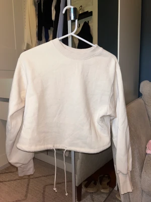 Sweatshirt  - knappt använd mjukt tyg storlek xxs men passar mig som är xs-s