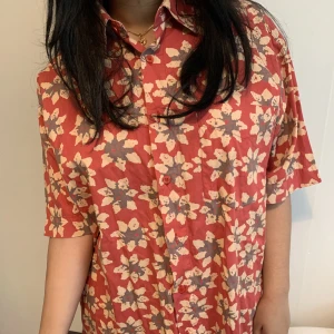Blommig skjorta - Blommig Hawaii skjorta 🌺
