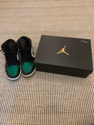 Air Jordan 1 green toe mid - Säljer mina Jordans.  Inte haft på dem speciellt mycket förutom vardaglig användning.