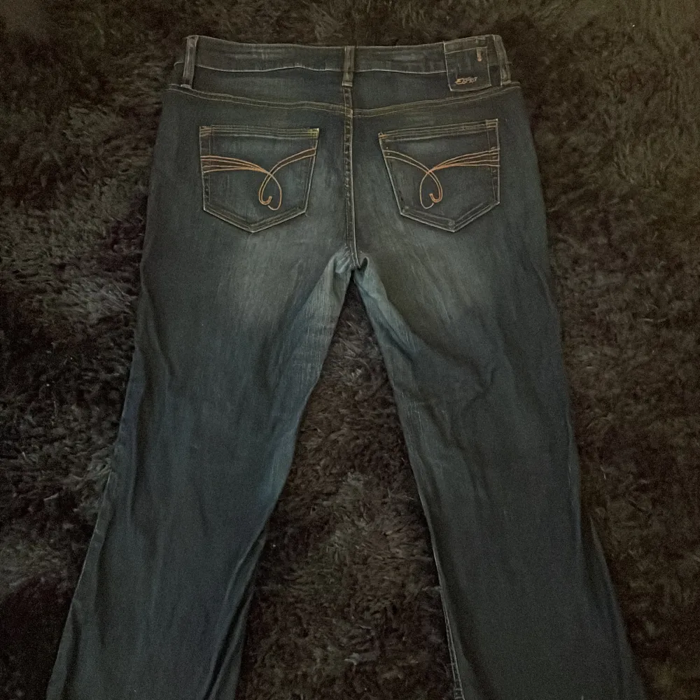 säljer mina esprit jeans som jag köpte på plick för någon månad sen då de inte kommer till användning. 🤎. Jeans & Byxor.