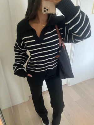 Stickad tröja  - Jätte fin stickad tröja i tjockt material, perfekt för att hålla sig varm nu till hösten 🥰