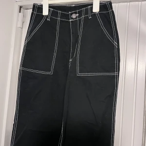 byxor med vita sömmar - korta byxor med vita sömmar. de är i storlek 38, men har säkert krympt i tvätten litegrann. om du är kort så är dessa byxor perfekta :) köpta från h&m