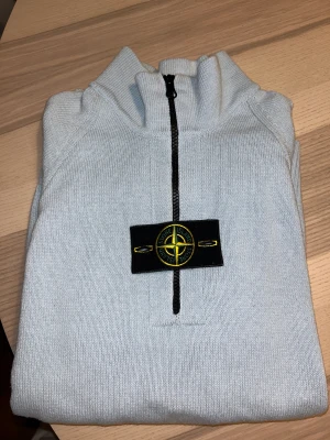 STONE ISLAND - Använd ett fåtal gånger. Väldigt bra skick. Nypris 3000