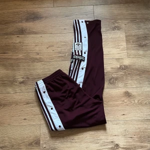 Adidasbyxor - Helt nya och oanvända byxor från Adidas.   Rensar ur min garderob från en hel del oanvända kläder🌼 Kika och se om du ser något mer i min profil som du gillar så skickar jag med det till dig också!😊 Fler kläder kommer! 