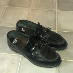 Dr. Martens Adrian loafers - Använda men i gott skick, inga defekter. Inköpta för 3 år sedan för 2000kr. Pris kan diskuteras