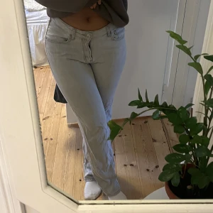 Low waist straight jeans - Säljer dessa byxor ifrån Bikbok, i modell Low waist straight jeans, dem är i färgen ljusgrå Storlek: 30/32 Köpt för 600kr Mitt pris: 150kr + frakt 