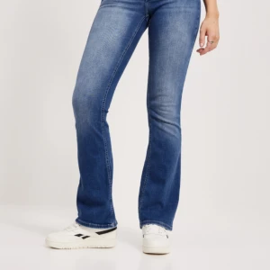 snygga blåa jeans - jätte fina blåa jeans som ej kommer till användning med tanke på att jag har snyggare jeans att använda 🙄🙄🙄 Girl bye dem är mid- waist men man kan alltid justera dra ner lite så dem blir Lågmidjade plus 🍑 ser nice ut 😝😝😝😝nypris:479kr, look it up