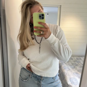 Vit tunn sweatshirt  - En tunn sweatshirt i vit från Brandy Melville🤍🤍 Så lätt att styla och ett måste i garderoben!! Perfekt skol tröja till hösten 