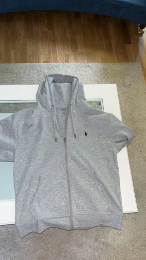 Polo kofta - Polo ralph lauren grå kofta säljes  Hej!  Jag säljer en grå polo ralph lauren kofta på grund av att den är för stor och passar inte.  Den är storlek L och helt oanvänd     Storlek : L 