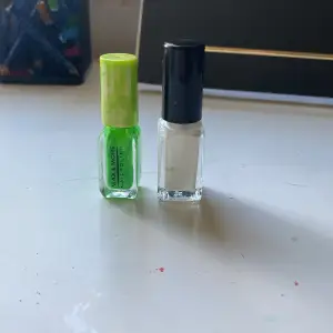 Två olika nagellack, ett i grönt och ett i vitt! Gröna-nästan oanvänt! Vita-använt. 10+frakt för båda, 2+frakt för en! Frakten kostar 13 kr!