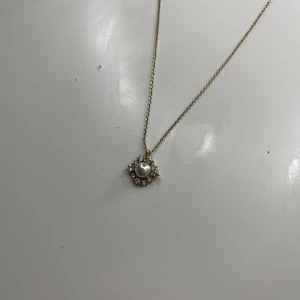 Lily&Rose - Halsband köpt från Glitter men från märket Lily&Rose 🤍 Testat 1 gång men aldrig använt 🤍Köptes för cirka 350kr 🩷