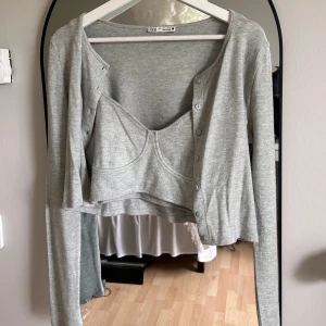 Zara set - Havsgrönt set med topp och kofta från Zara, supermjukt material, båda delar i storlek M. Knappt använt som nytt
