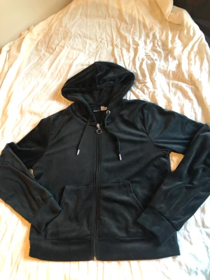 Velour tröja ifrån Gina tricot  - Svart velour tröja i storlek M 