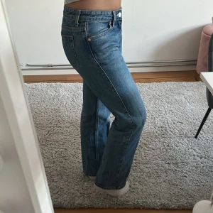 Lågmidjade jeans - Säljer min lågmidjade jeans från weekday för att jag tycker de är lite för korta på mig som är 162 ❤️ modellen arrow och storlek 24/30 Köpta för 500kr