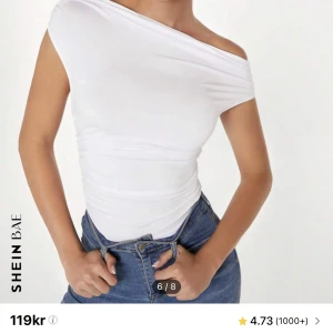 Asymmetrisk topp - Fin asymmetrisk vit topp som aldrig är använd💞