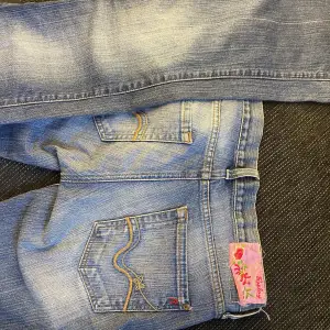 Blå jeans med rosa detaljer! Bra kvalite, varsamt använda säljer för de är för små för mig 