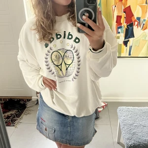 Tjocktröja - Skönaste och snyggaste tjocktröjan från Adidas. Perfekt att använda som cover-up på sommaren eller till vardags t.ex i skolan på höst/vinter. Den är oversized och superskön😍