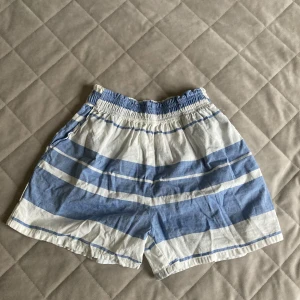 Luftiga shorts - Säljer de här luftiga shortsen som är perfekta till sommaren! De är storlek 140 men jag tycker att de känns ungefär som en xxs. Shortsen är nästan aldrig använda, säljer de för 45 kr💗