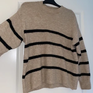 Stickad tröja  - Säljer denna super gosiga tröjan från H&M , använt skick