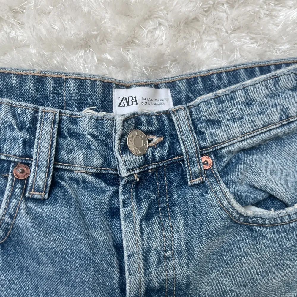 2 par lågmidjade zara jeans. Båda är strl 32 och jätte bra skick.  170 kr för ett par, 300 för båda. . Jeans & Byxor.