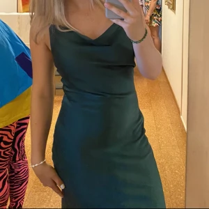 Klänning  - Grön klänning från Gina tricot