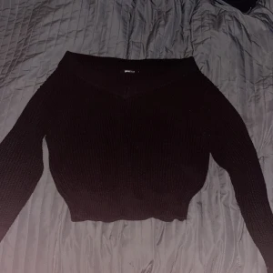 Stickad tröja - Stickad tröja från Gina i strl xs, svart i använt skick, men väldigt fin, vid ytterligare frågor är det bara att höra av sig💗🫶🏻