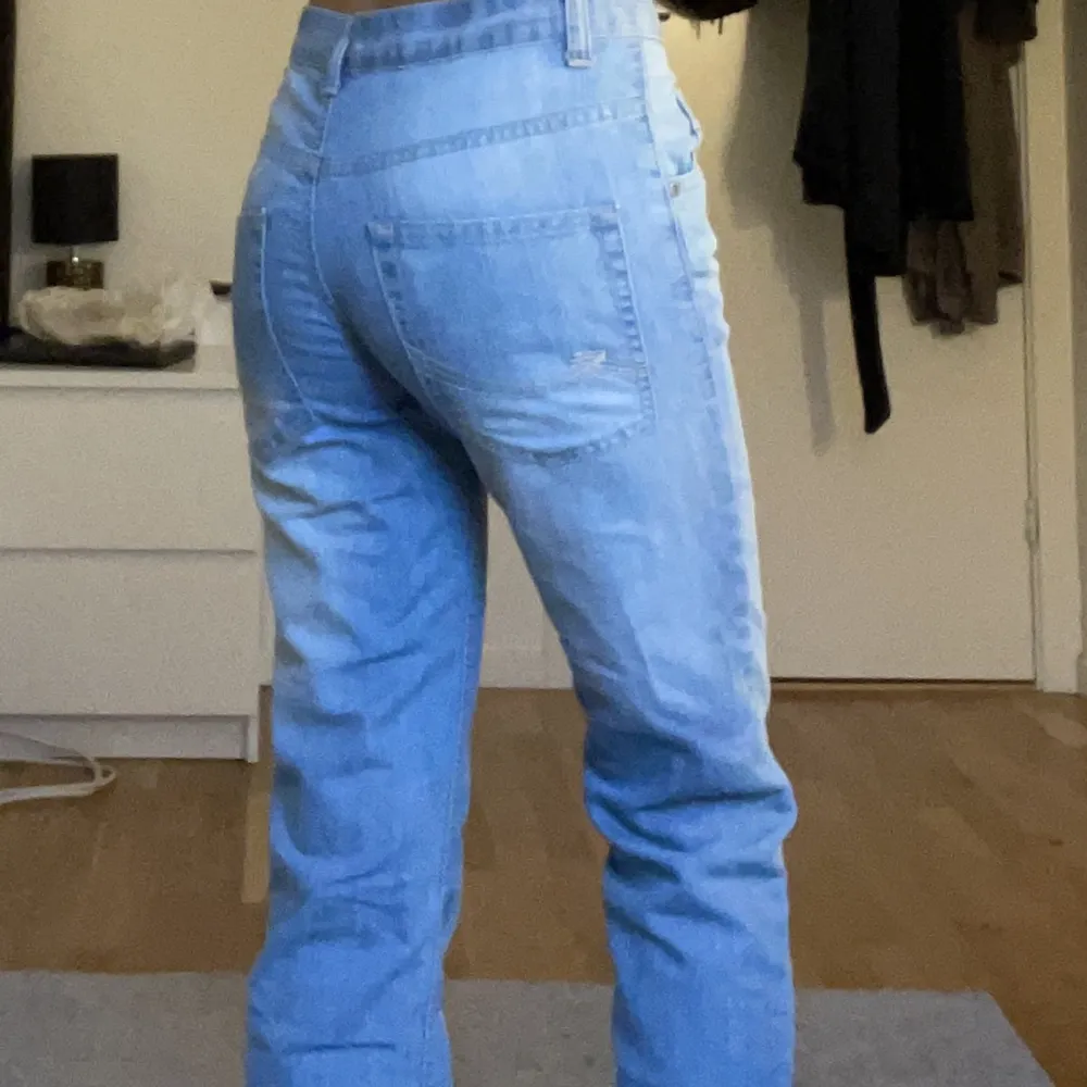 Snygga strsight jeans med en midwaist! Köpta i litauen . Jeans & Byxor.
