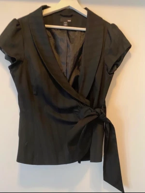 Kavajtopp - Säljer denna otroligt snygga kavajtoppen! Storlek 40 men passar mer S eller 38/36