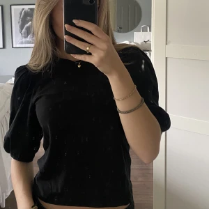 Topp - Fin topp ifrån monki som är i mycket bra skick, men tycker att den sitter för stort på mig där av säljer jag den!😌