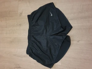 Nikeshorts - Korta dry-fit träningsshorts i märket Nike. Dragkedja till ficka bak på shortsen och innerbyxor. Storlek S