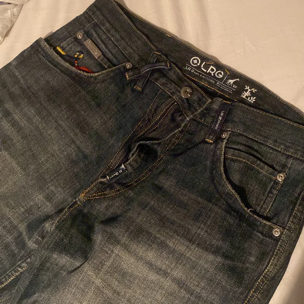Riktigt coola jeans… lite små för mig  brukar ha 30/32 skulle tippa de e 28 ungefär . Jeans & Byxor.