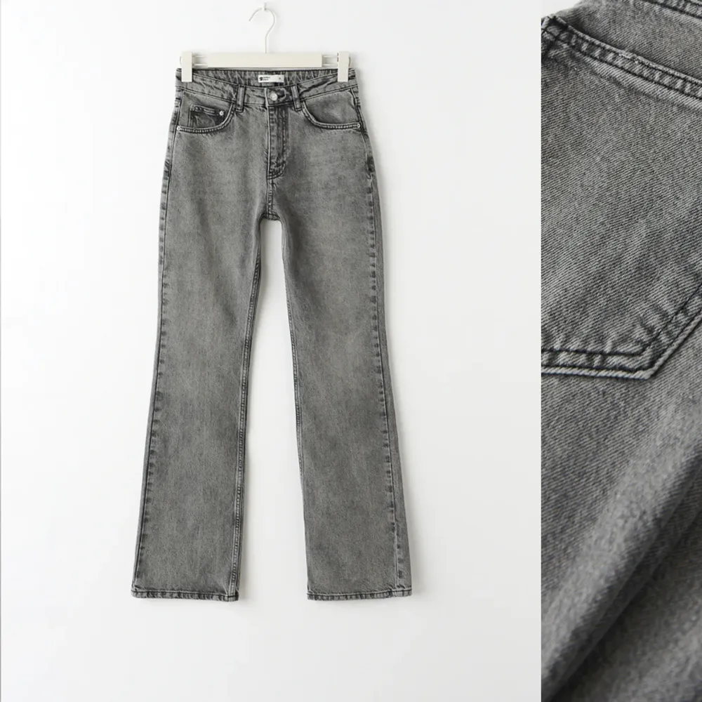 Säljer mina fina gråa mid waist jeans då dom inte kommer till användning längre. Kom privat för fler bilder. Jeans & Byxor.