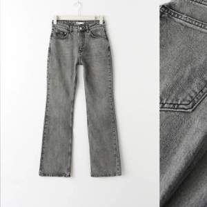 Säljer mina fina gråa mid waist jeans då dom inte kommer till användning längre. Kom privat för fler bilder