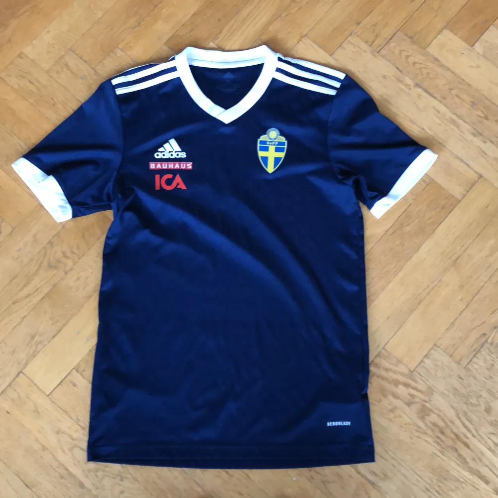 Säljer denna officiella Sverigetröjan i storlek S. Skick 9/10. T-shirts.
