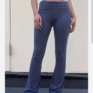 Yoga pants - Säljer mina fina mörkblåa yoga pants från brandy Melville . Dem är one size men stretchiga så skulle säga xs-M . Nyskick och använda kanske 1 gång . 💗