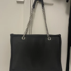 Väska  - Helt ny aldrig använd köpt utomlands får plats med data 