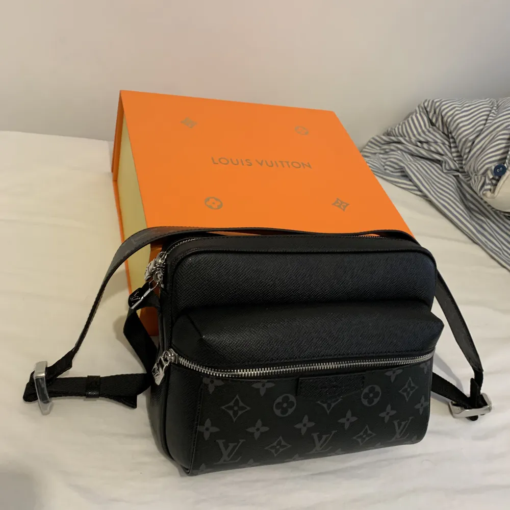 Louis Vuitton Messenger bag. Pris kan diskuteras. Väskor.