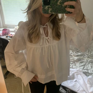 Vit blus - Jättecool blus med knytningar