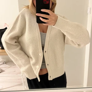 Stickad kofta - Säljer denna fina stickade kofta från Pull and bear då den tyvärr inte kommer till använding då jag har en liknande. Använd en gång så nyskick! Hör av er vid frågor eller fler bilder 🫶🏻💕