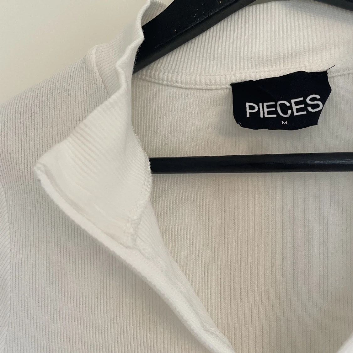 Supersnygg vit zip-tröja! - 90