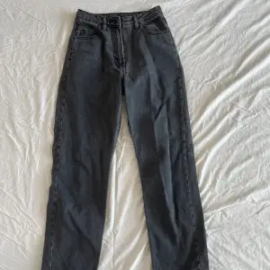 Snygga svarta jeans från ASOS. Knappt använda.
