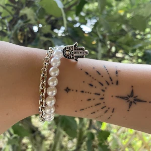 Pärlarmband  - Pärlarmband med hamsa hand 🪬 (Resår)