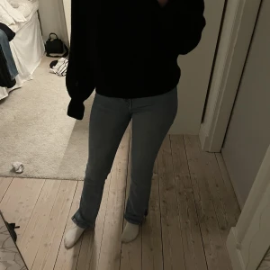 Jeans med slits - Jättesköna jeans med slits, bra skick💗