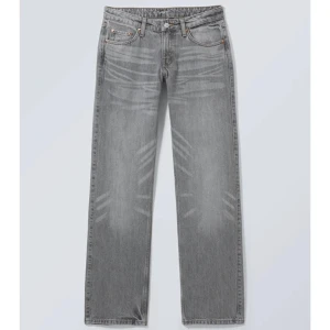 Grå jeans - Säljer dessa gråa lågmidjade jeansen från Weekday, köpte dem för 590kr och har aldrig använt🫶🏼