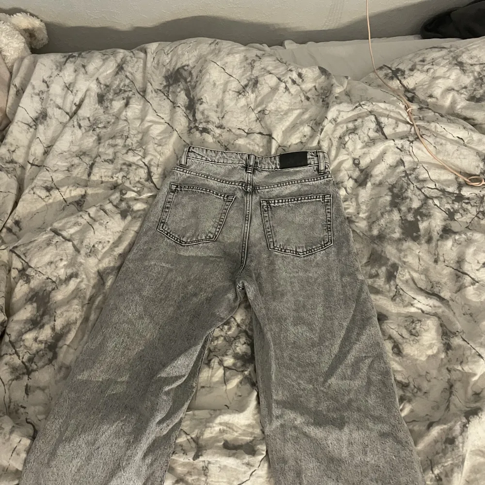 Säljer dessa gråa jeans i st 164 jag är 170 och passar mig perfekt i längden❤️❤️. Jeans & Byxor.