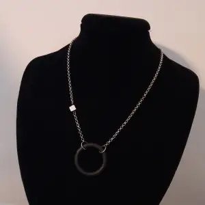 Superfint halsband med svart ring. Hör gärna av dig vid frågor eller funderingar 