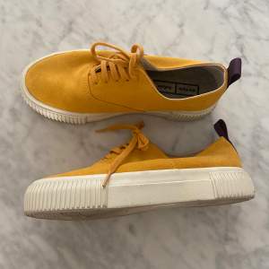 Eytys x H&M sneakers i mocka. Nästan nya, använda ett par ggr. Storlek 38, men passar 38,5-39 (25,5cm innermått) 