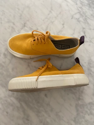 Eytys - Eytys x H&M sneakers i mocka. Nästan nya, använda ett par ggr. Storlek 38, men passar 38,5-39 (25,5cm innermått) 
