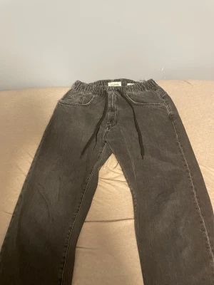 Svarta jeans - Hej säljer mina jeans köpt i pull & bear loose fit i storlek M 