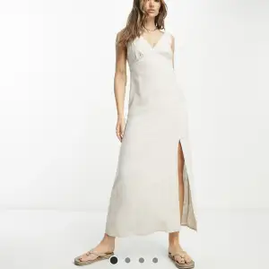 Jätte fin klänning i linne material. Helt ny med prislapp kvar, köpt för 499kr! 
